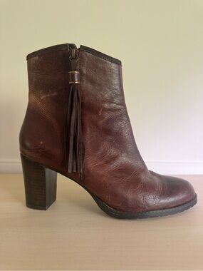 Lauren Ralph Lauren Carah Brown leather ankle boots w tassels on zippers, sz 11